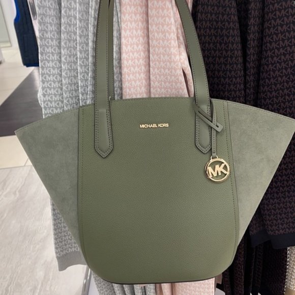 Michael Kors Handbags - Michael Kors Portia Large Tote Leather